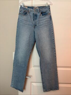 Levi's Straight Leg Jeans in Light Wash Blue